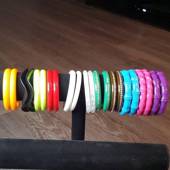 Multiple Color Plastic Bangle Bracelet Set - Picture 2 of 8